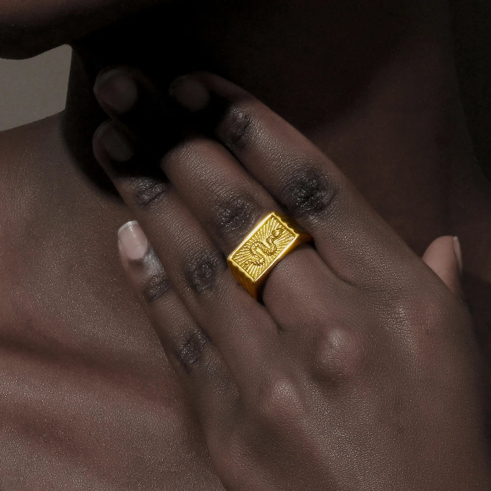 Ring med Ormmotiv