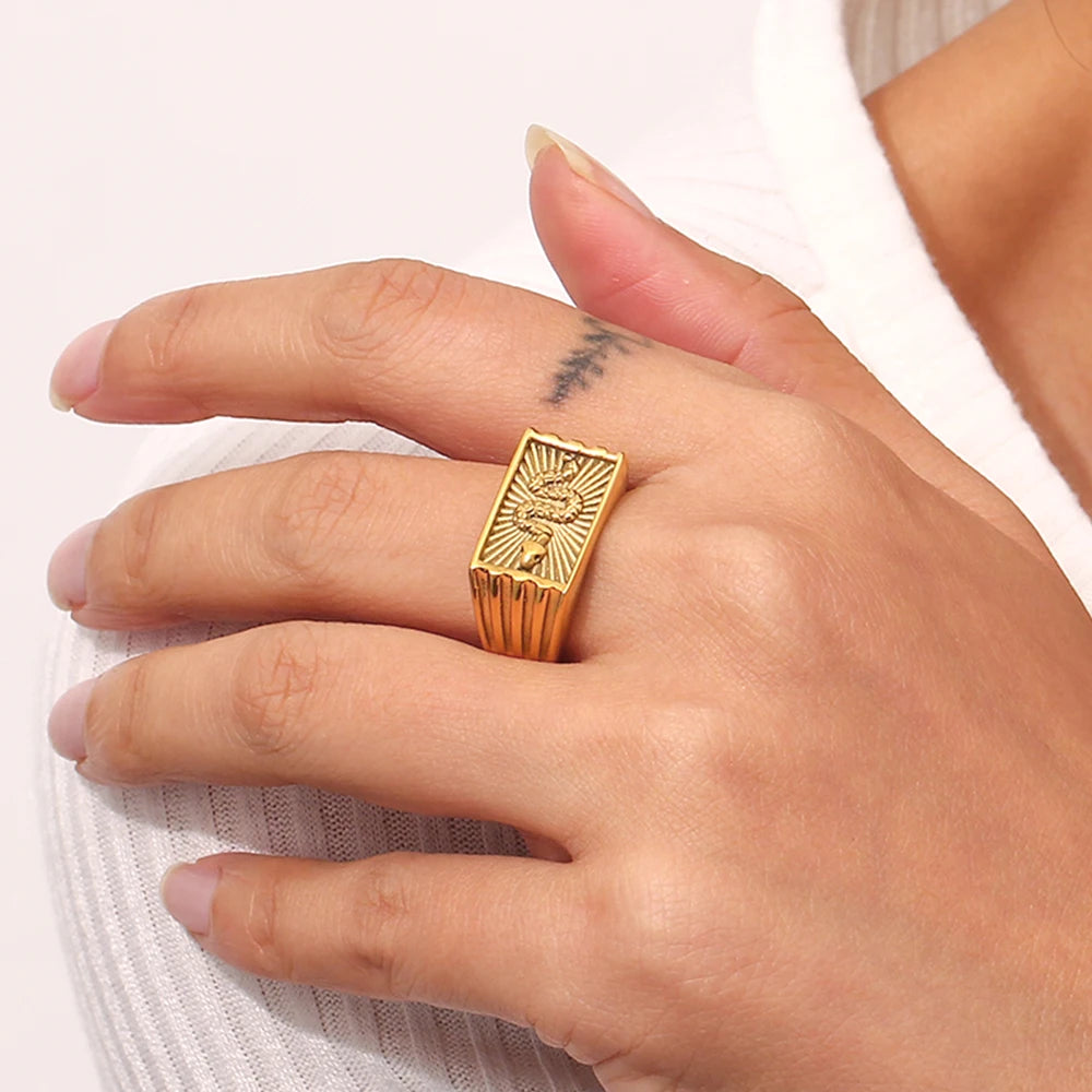 Ring med Ormmotiv